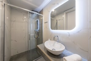Douche, sèche-cheveux, serviettes fournies