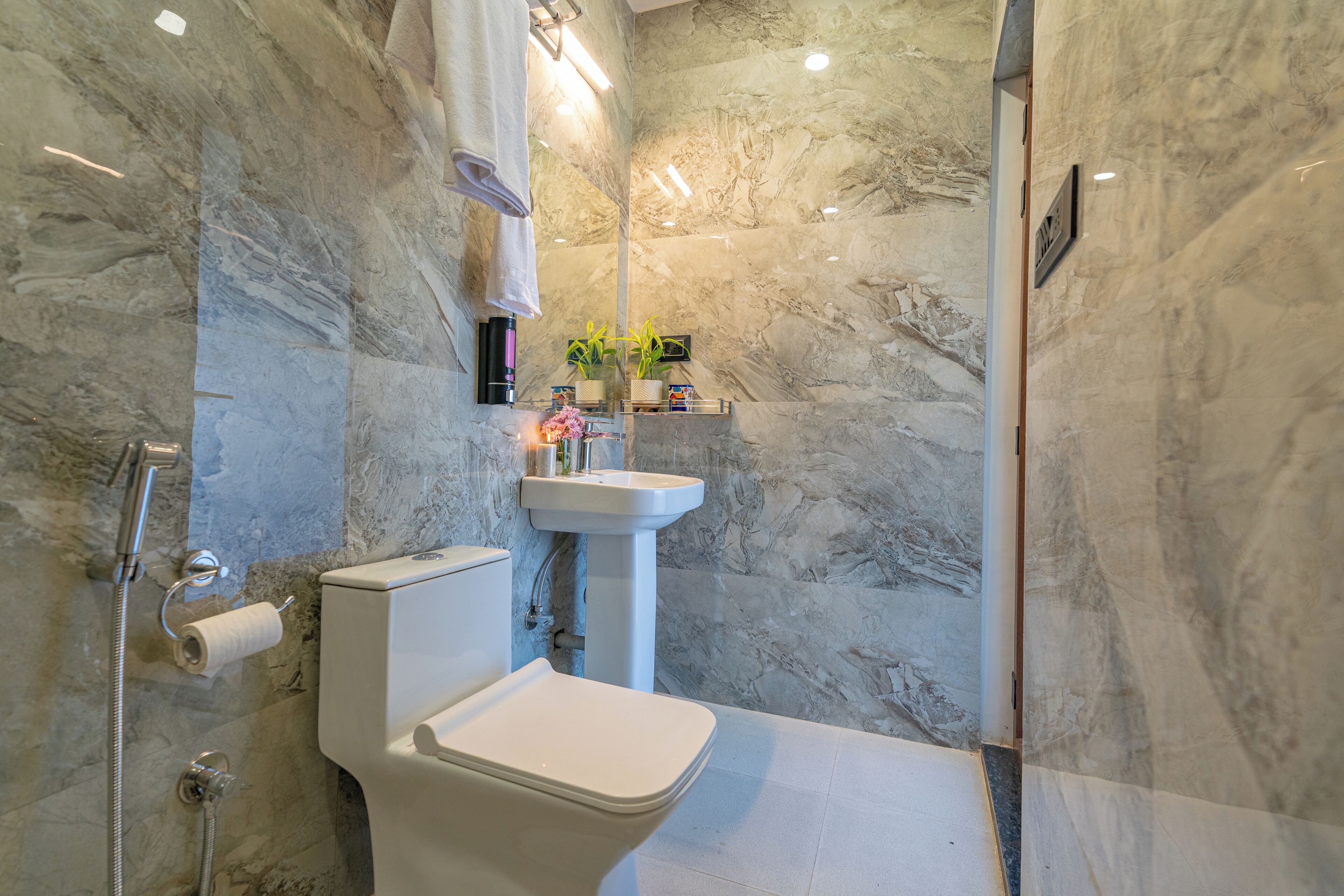 Deluxe Room with Balcony | Bagno | Doccia, asciugamani, shampoo, carta igienica