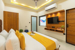 Deluxe Room with Balcony | Free WiFi, bed sheets