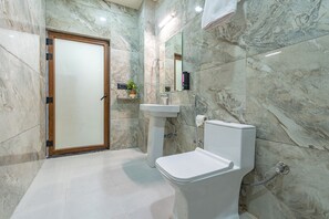 Deluxe Room with Balcony | Badezimmer | Dusche, Handtücher, Shampoo, Toilettenpapier