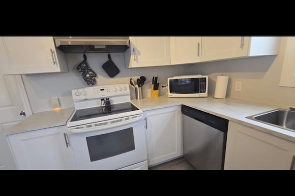 Een microgolfoven, een oven, een kookplaat