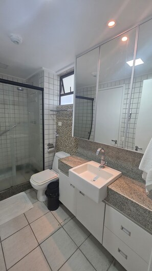 Perhehuoneisto | Kylpyhuone | Suihku, hiustenkuivaaja, pyyhkeet, saippua