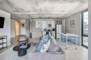 Living area - 7th Floor 2B2B Gym Pool 1 mile to US Bank (Minneapolis)