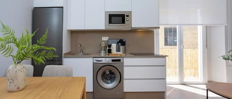 Micro-ondes, cafetière/bouilloire, grille-pain, tables à manger