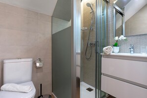 Douche, sèche-cheveux, serviettes fournies