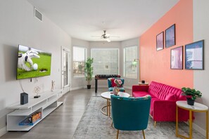 Smart TV - Tropical-Inspired Chic Escape Pool, Patio & Sky Lounge (Tempe)