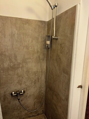 Dusche, Haartrockner, Bidet, Handtücher