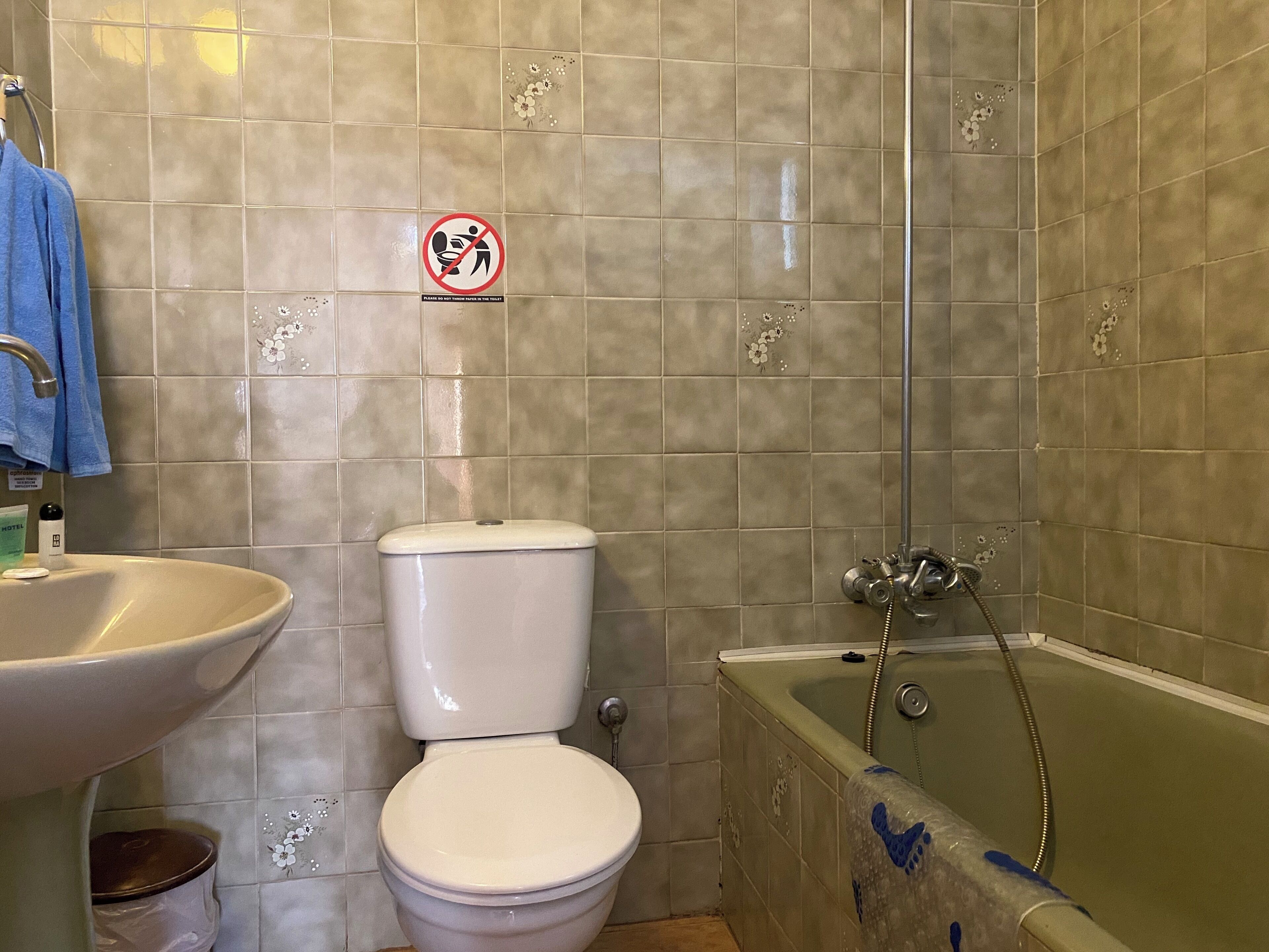 Un baño con inodoro, lavamanos y bañera.