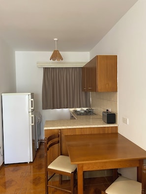 Full-sized fridge, oven, stovetop, electric kettle - Alexia Hotel Apartments (Ayia Napa)