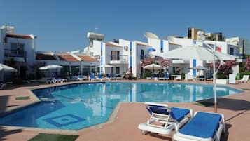 Sesongbasert utendørsbasseng, bassengparasoller og solsenger