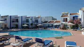 Sesongbasert utendørsbasseng, bassengparasoller og solsenger