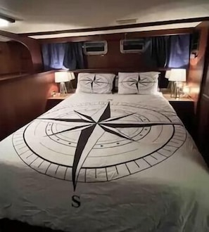 Een strijkplank/strijkijzer, wifi, beddengoed