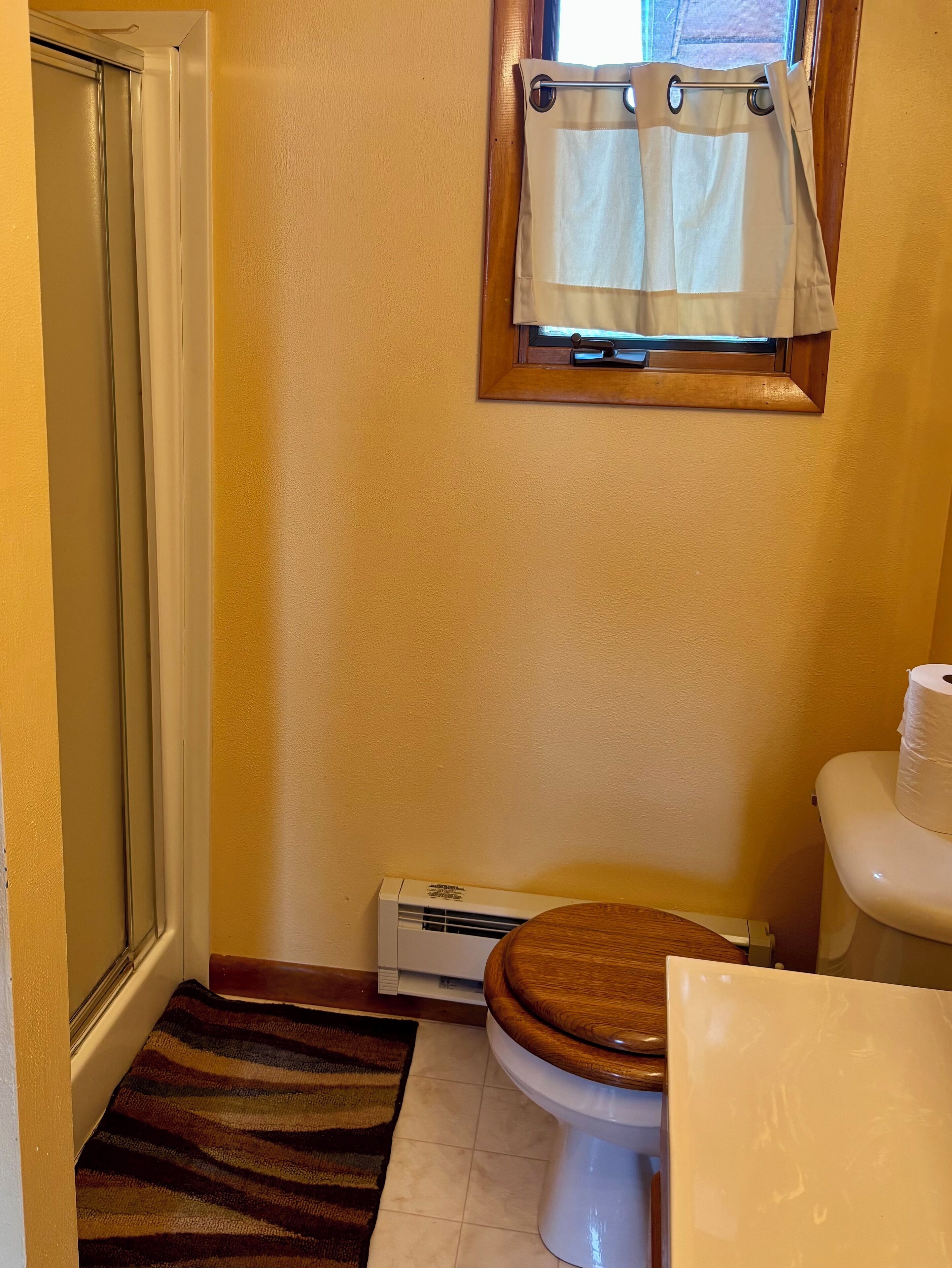 Serviettes fournies, savon, shampooing, papier de toilette