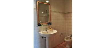 Séchoir à cheveux, serviettes fournies