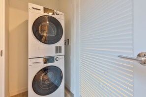 Luxury Apartment, City View | Laundry