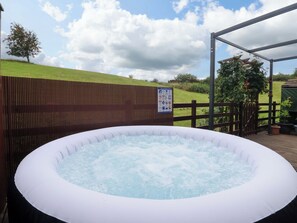 Outdoor spa tub - 15 Badgers Retreat - Two Dales (Richmond)