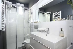 Een douche, een haardroger, handdoeken, zeep