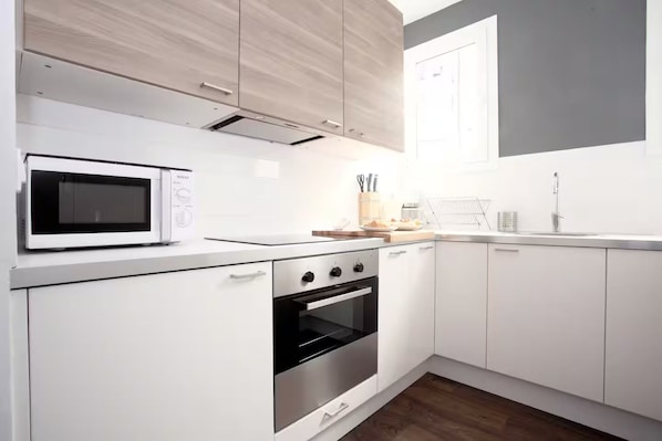 Microonde, forno, piano cottura, lavastoviglie