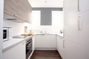 Microondas, horno, placa de cocina, lavavajillas