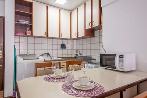 Basic Apartment | Private kitchen | Electric kettle, cookware/dishes/utensils - Apto bem Localizado a 500mts da Praia Rhi206 (Florianópolis)