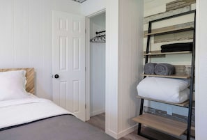 Casa, varias camas, hidromasaje, vista al jardín (Bison View) | Decoración personalizada, muebles diferentes, escritorio y ropa de cama