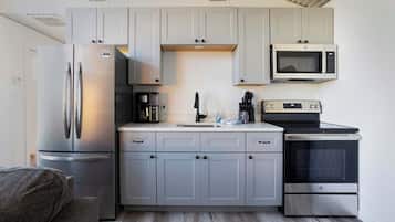 House, Multiple Beds, Hot Tub, Garden View (Bison View) | Private kitchen | Fridge, microwave, oven, stovetop