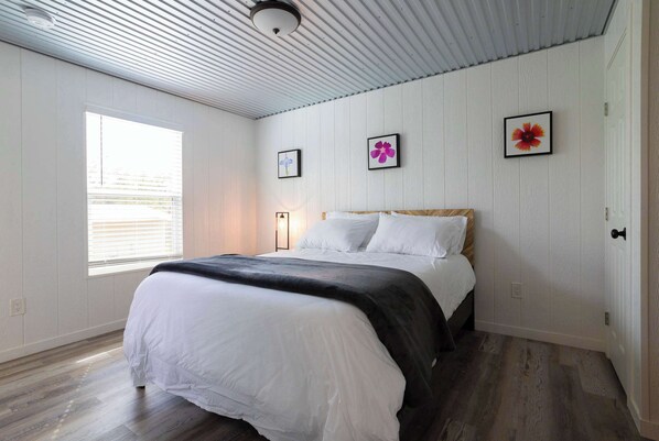 House, Multiple Beds, Hot Tub, Garden View (Bison View) | Individually decorated, individually furnished, desk, bed sheets