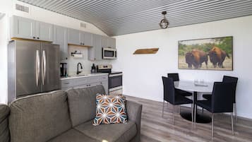 House, Multiple Beds, Hot Tub, Garden View (Bison View) | Interior
