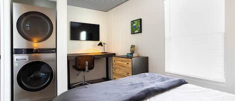 House, Multiple Beds, Hot Tub, Garden View (Bison View) | Individually decorated, individually furnished, desk, bed sheets