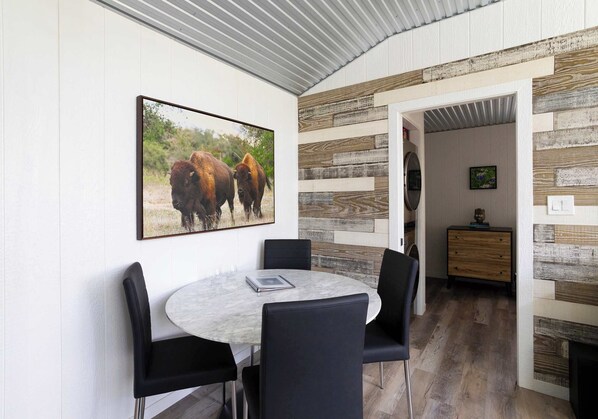 House, Multiple Beds, Hot Tub, Garden View (Bison View) | Dining