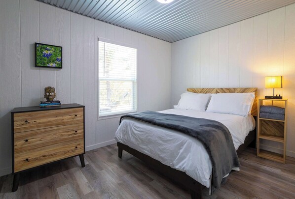 House, Multiple Beds, Hot Tub, Garden View (Bison View) | Individually decorated, individually furnished, desk, bed sheets