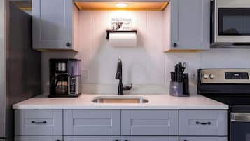 House, Multiple Beds, Hot Tub, Garden View (Bison View) | Private kitchen | Fridge, microwave, oven, stovetop