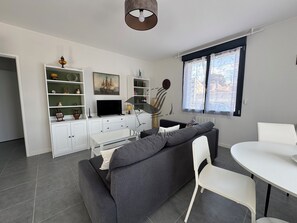 Living area - Beauséjour House (Rochefort)