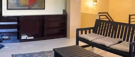 House, 3 Bedrooms, Smoking, Balcony | Living room