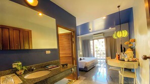 A hotel room with a bathroom, a dining area, and a balcony. - Room-hotel With Balcony in Phukettown (Phuket)