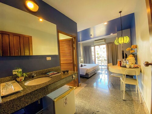 Room-hotel With Balcony in Phukettown