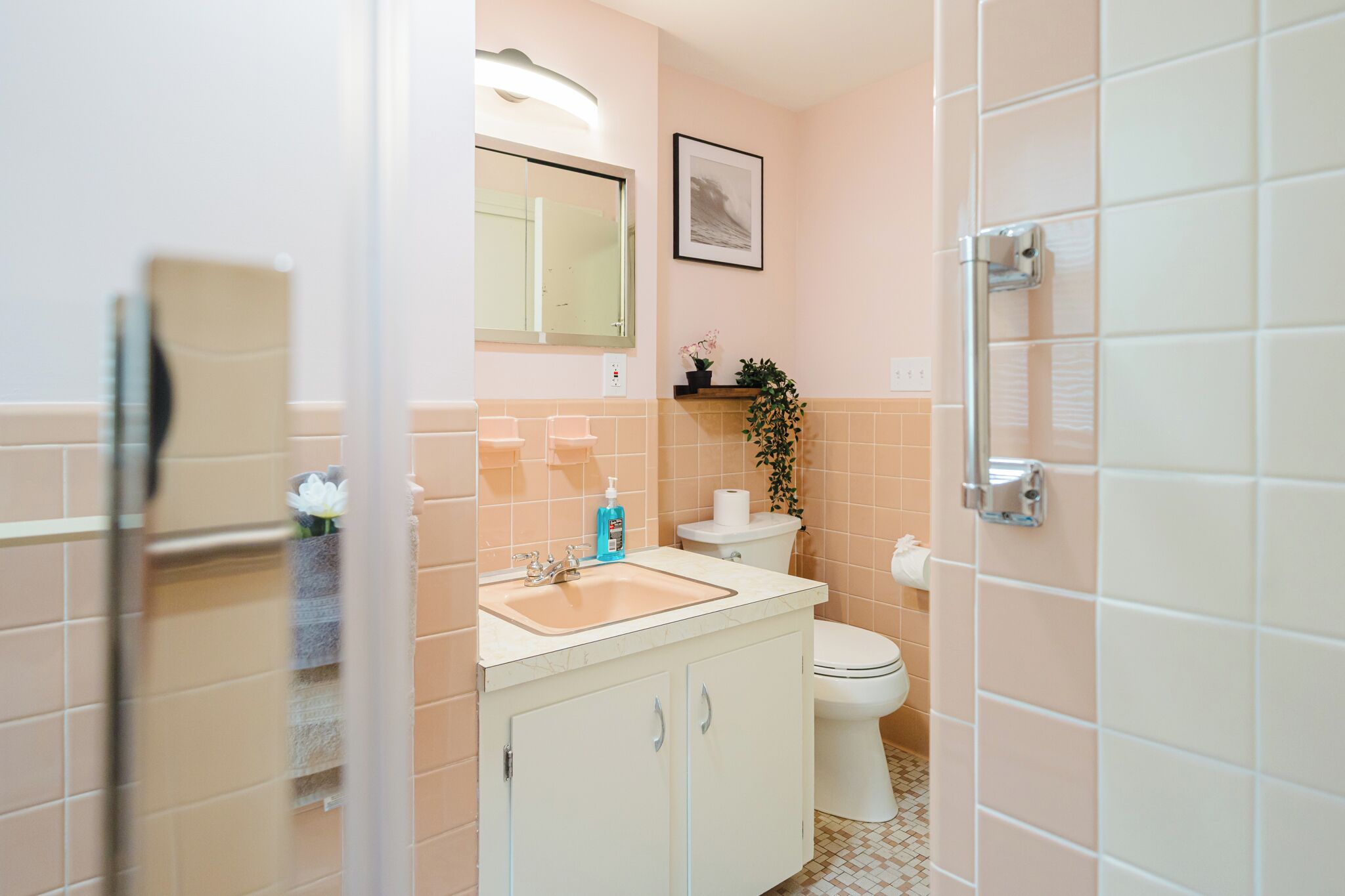 Ein Badezimmer mit Waschbecken, Toilette und Spiegel.