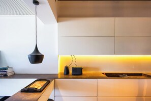 Fridge, cookware/dishes/utensils