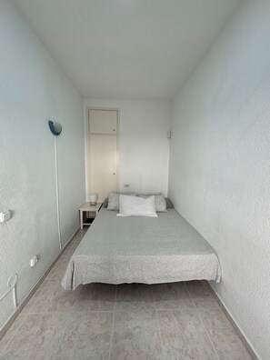 1 chambre, fer et planche à repasser, accès Internet, draps fournis