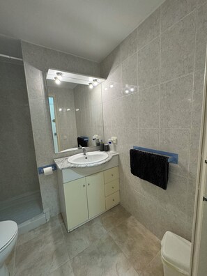 Douche, sèche-cheveux, papier toilette