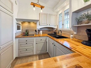 Kjøleskap, ovn, kokeplater og oppvaskmaskin