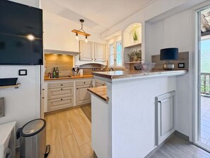 Fridge, oven, stovetop, dishwasher