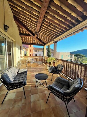 Property grounds - Quiet apartment with panoramic views and swimming pool (Roquebrune-sur-Argens)