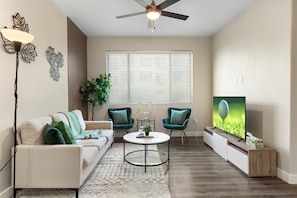 Smart TV - Cozy Green 1BR Retreat Pool, Hot Tub & Near ASU & Mill Ave (Tempe)