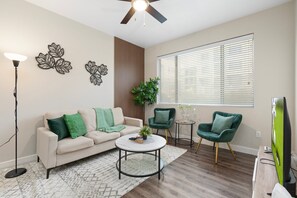 Smart TV - Cozy Green 1BR Retreat Pool, Hot Tub & Near ASU & Mill Ave (Tempe)