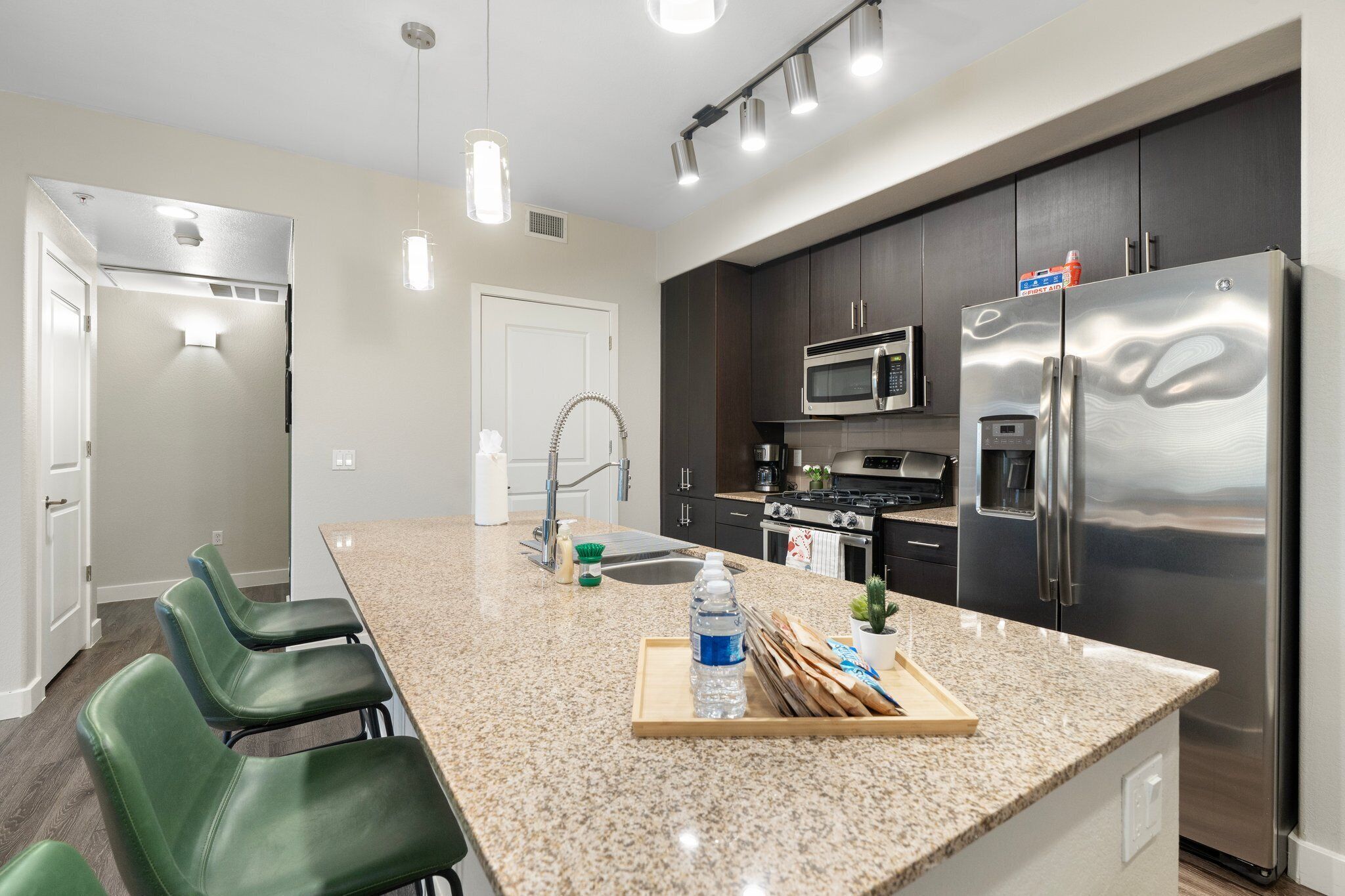 Refrigerador, microondas, horno y parrilla de estufa 