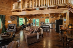 Smart TV, fireplace - New listing! Pool, Private Hot Tub & 3 King Suites (Pigeon Forge)