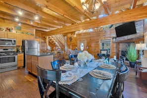 Dining - New listing! Pool, Private Hot Tub & 3 King Suites (Pigeon Forge)