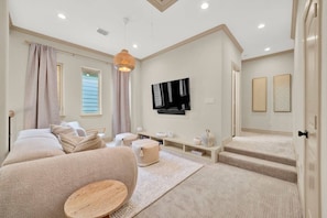 Smart TV, stereo, computer monitors - The DOVI Collection | Gated Luxury Retreat & Pool (The Woodlands)