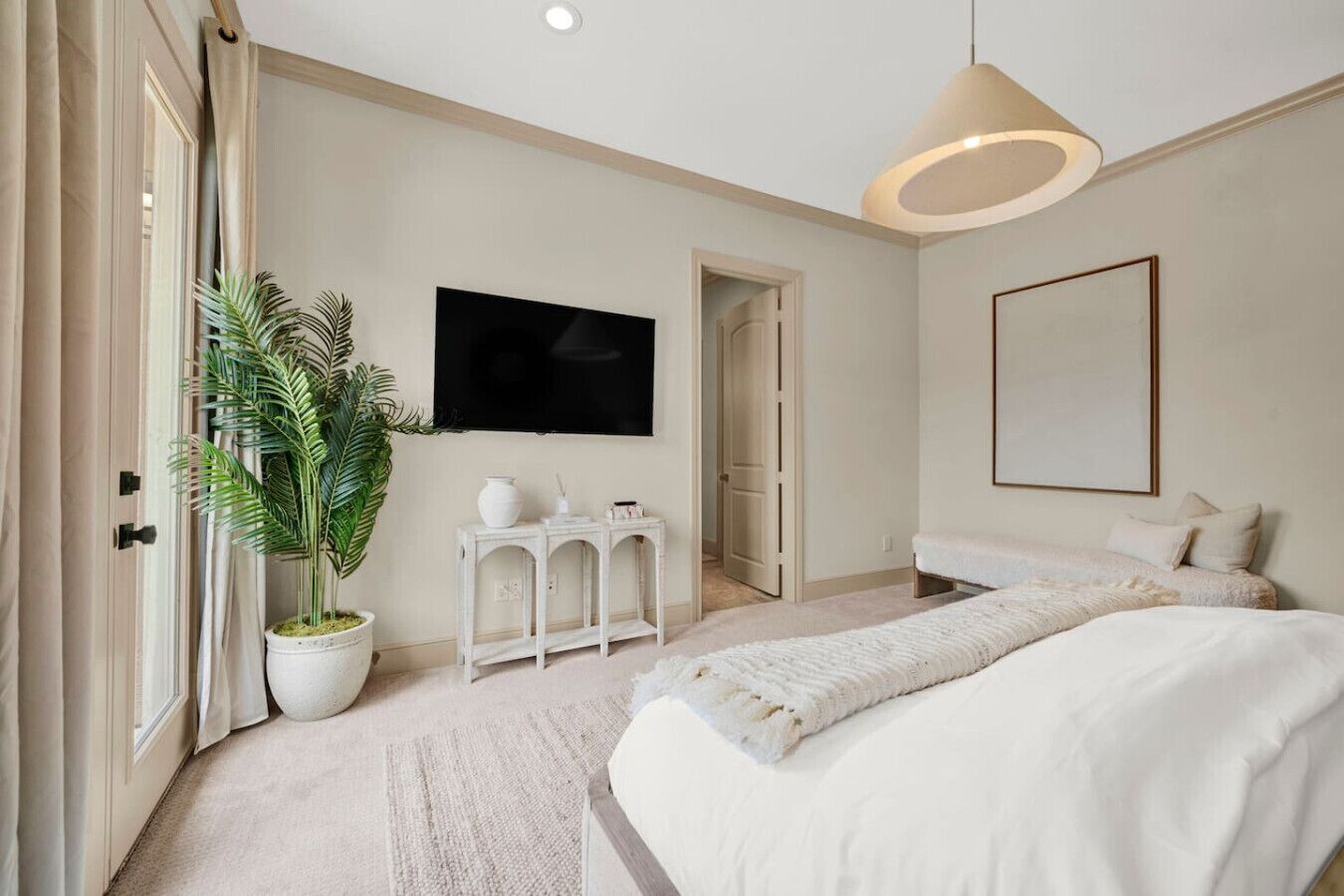 3 slaapkamers, een bureau, een strijkplank/strijkijzer, reisbedje